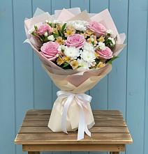 Букет цветов из:  Гвоздики, Орхидеи и Розы в Павлищево