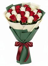Букет Микс из красных и белых роз в Павлищево