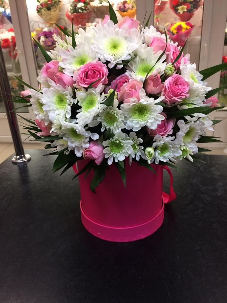 Цветочная композиция из Розы и Хризантемы в шляпной коробке в Павлищево